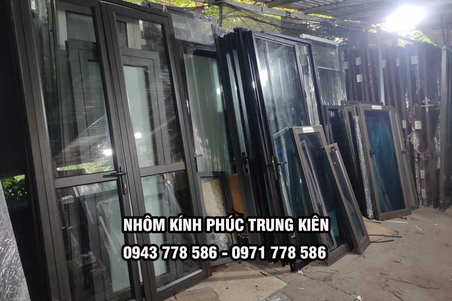 khach-hang-hai-long-thu-mua-cua-nhom-kinh-cu